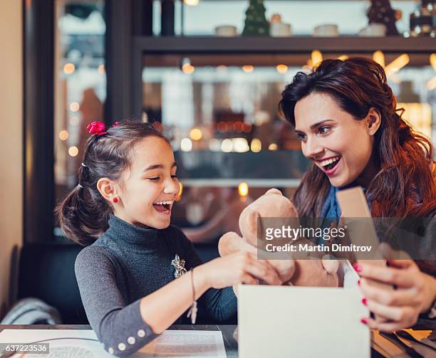 誕生日プレゼントを楽しむ小さな女の子 - child giving gift ストックフォトと画像