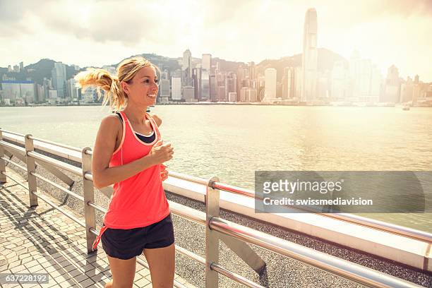 una giovane donna joggin a hong kong - preparazione al parto foto e immagini stock