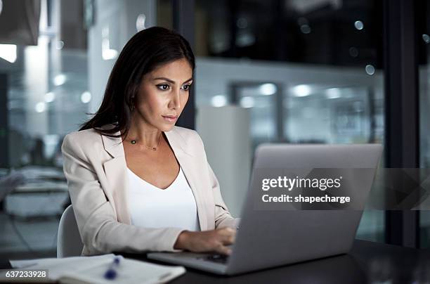 focused on doing her best work - arab on computer imagens e fotografias de stock