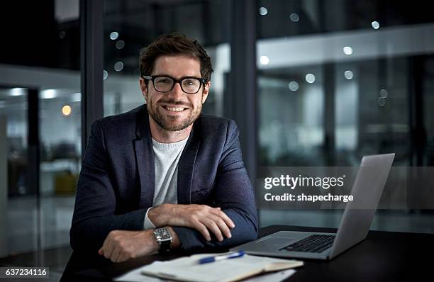 es für die liebe zum erfolg tun - business man portrait smiling stock-fotos und bilder