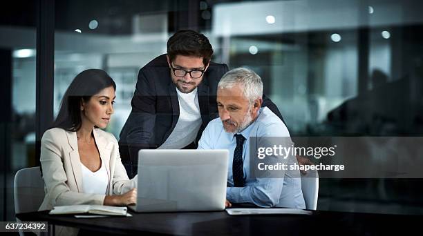 drei arbeiten als eine erfolgreiche einheit - business man looking at laptop stock-fotos und bilder