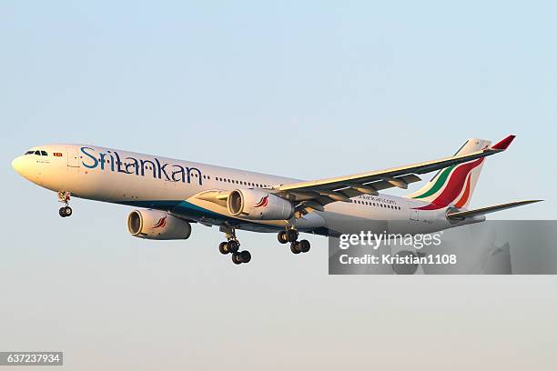 srilankan airbus a330 - sri lankan airlines stock pictures, royalty-free photos & images