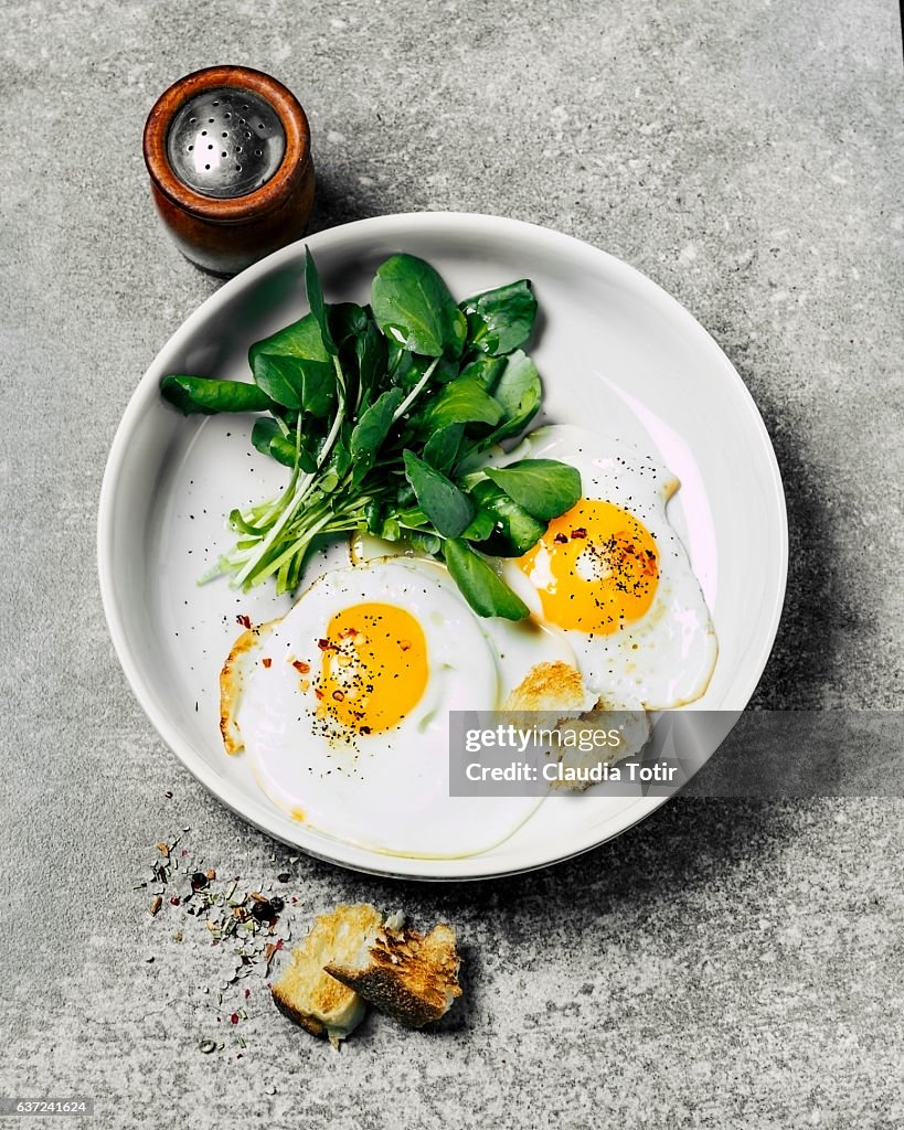 Fried eggs with salad