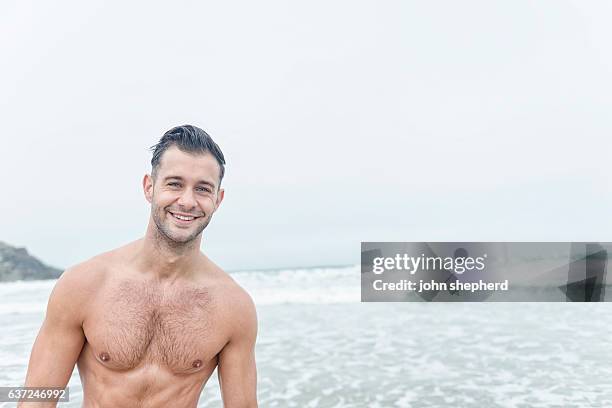 schöne lächelnde männliche strand portrait. - brusthaar stock-fotos und bilder