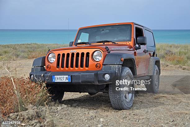 jeep wrangler rubicon on the unmade road - jeep wrangler 個照片及圖片檔