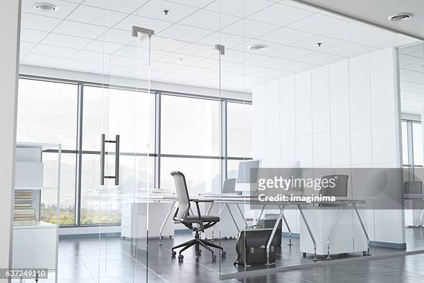 modernes bürozimmer mit glaswänden - inner views stock-fotos und bilder