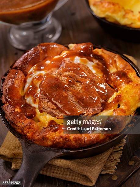 skillet yorkshire pudding with pot roast and mashed potatoes - yorkshirepudding bildbanksfoton och bilder
