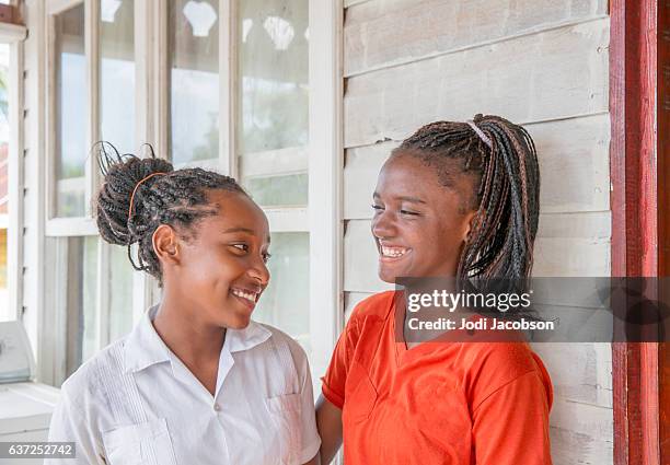 serie:dos adolescentes hondureñas de roatán - honduras fotografías e imágenes de stock