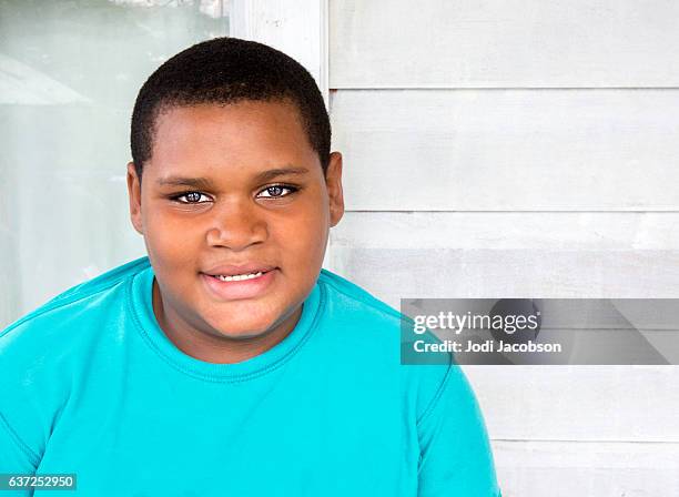 serie:niño hondureño preadolescente con complexía grande - chubby boy fotografías e imágenes de stock