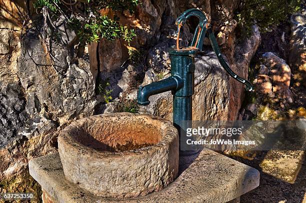 the old water pump - waterput stockfoto's en -beelden