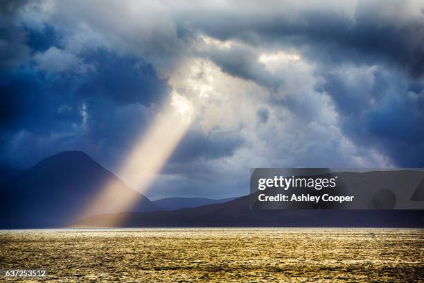 jacobs ladders over the inner sound between applecross and raasay, with the isle of skye in the distance, scotland, uk. - isle of skye foto e immagini stock