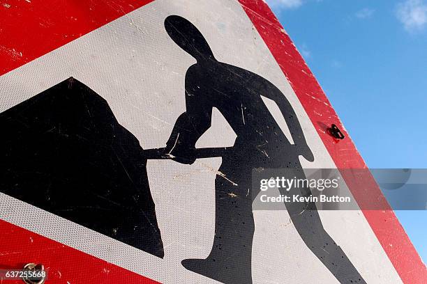 roadworks sign - wegenbouw stockfoto's en -beelden