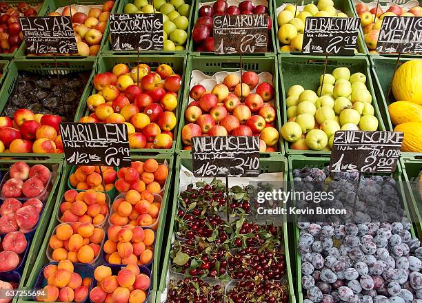 naschmarkt fruit stall - naschmarkt wien stock-fotos und bilder