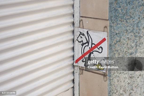 no dog urinating sign - warnschild hund stock-fotos und bilder