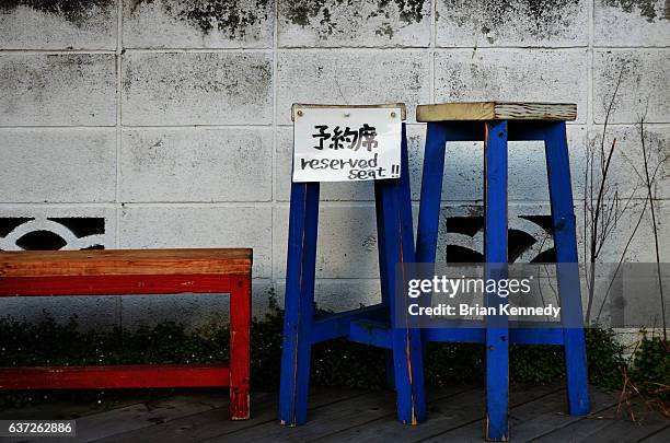 reserved seat sign on stools - panneau espace réservé photos et images de collection