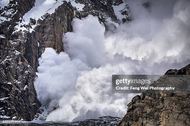 avalanche in karakoram mountains, ultar trek, karimabad, hunza valley, gilgit-baltistan, pakistan - avalanche stock-fotos und bilder