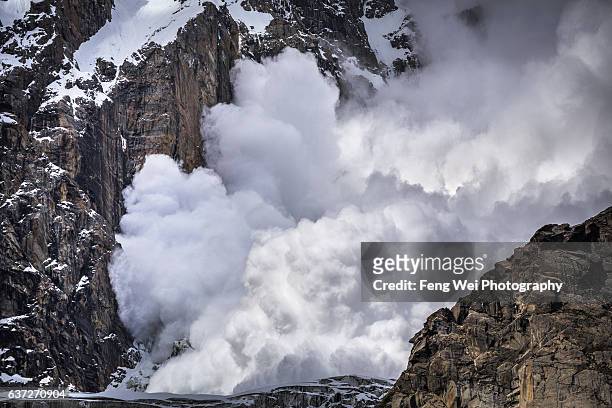 avalanche in karakoram mountains, ultar trek, karimabad, hunza valley, gilgit-baltistan, pakistan - himalayas stockfoto's en -beelden