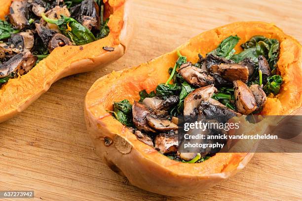 butternut pumpkin stuffed with portobello mushroom and spinach. - stuffing photos et images de collection