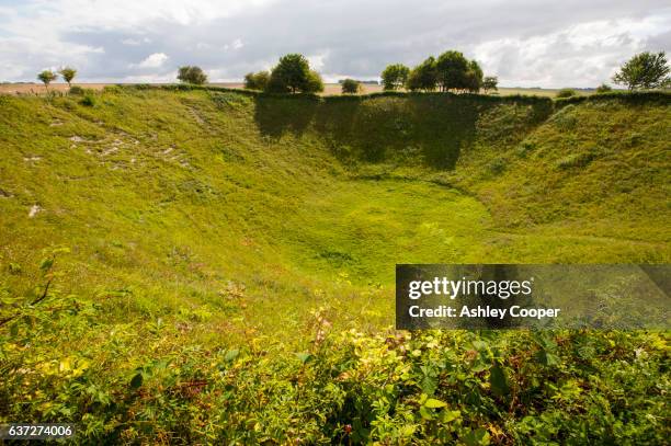 the lochnagar crater from the battle of the somme in the first world war, albert, france. the crater was formed by a massive underground explosion where the british troops tunneled to try and undermine the german lines. the crater is privately owned by ri - somme stock pictures, royalty-free photos & images