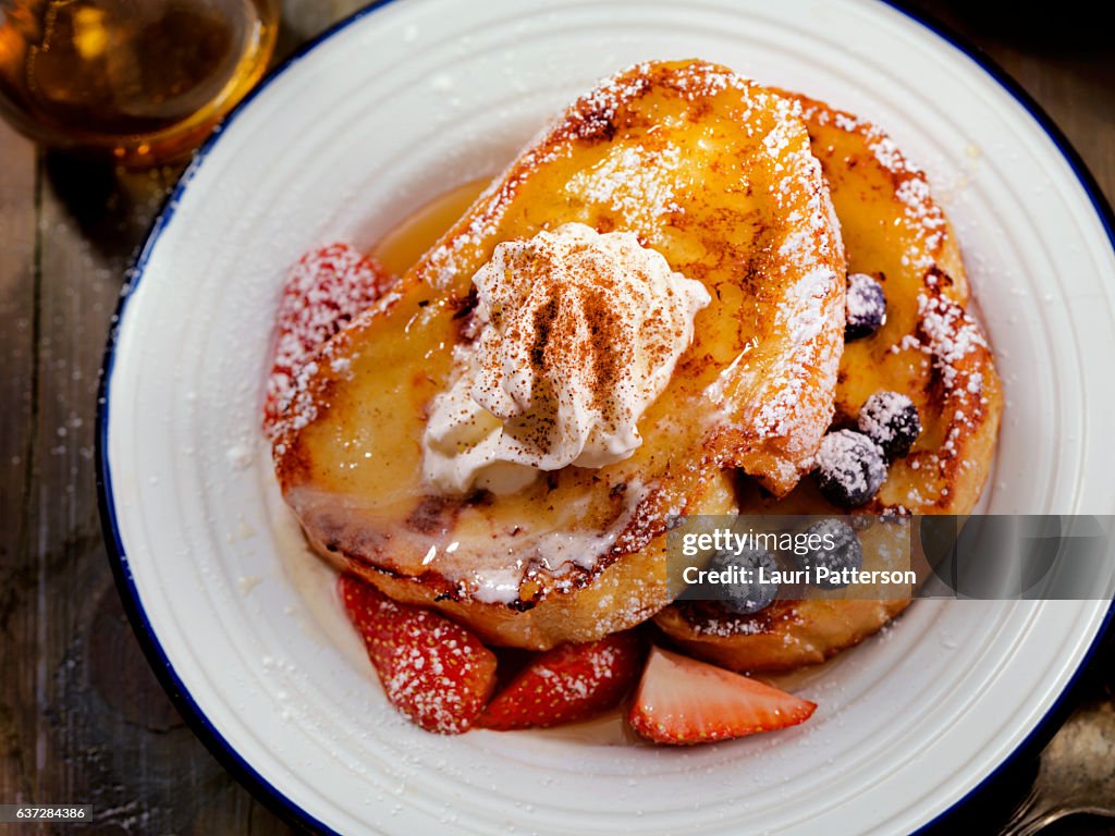 Français toast au sirop d’érable et aux baies