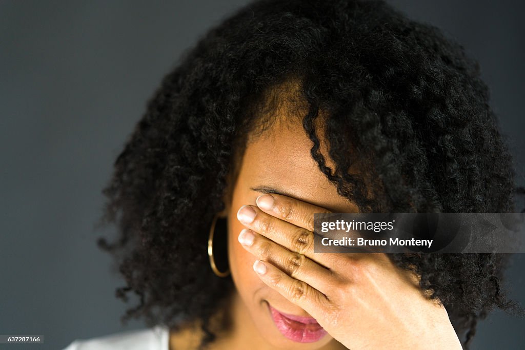 Modèle féminin femme attrayante sur fond plein avec copie spac
