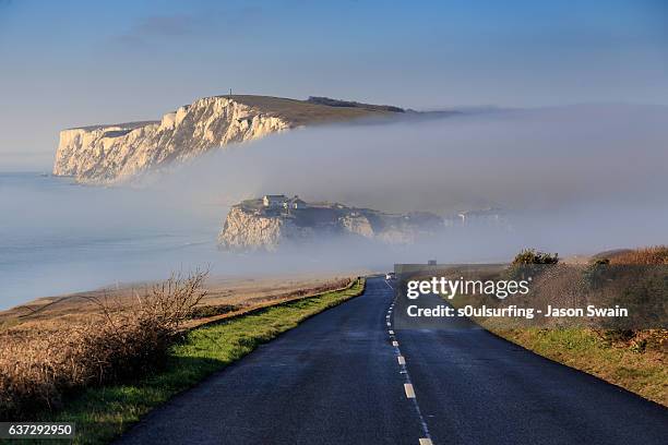 winter fog at freshwater bay on an otherwise sunny day - isle of wight - fotografias e filmes do acervo