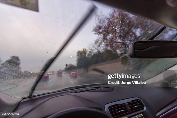 driving in the rain in winter - ruitenwisser auto stockfoto's en -beelden