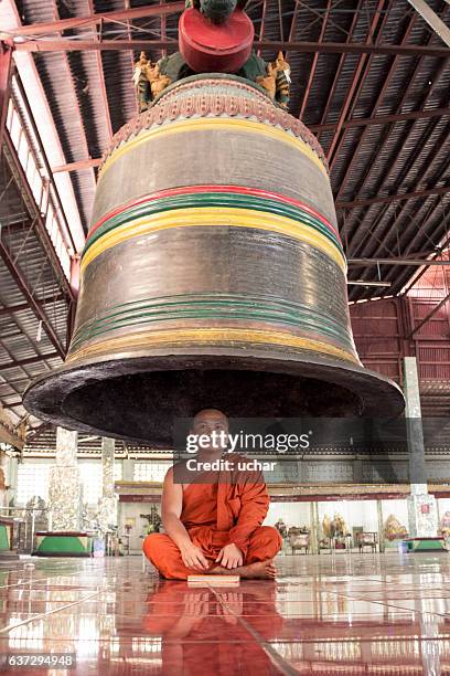 buddhist monk that reading a book under the bell - pagode de shwedagon imagens e fotografias de stock