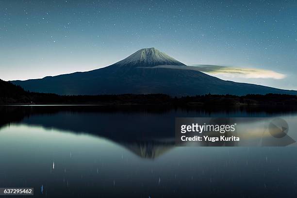 mount fuji reflected in lake tanuki at night - prefettura di shizuoka foto e immagini stock