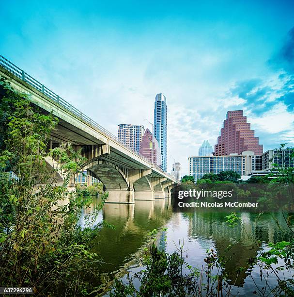 centro de austin, texas, con el río colorado y el puente del murciélago del congreso - austin fotografías e imágenes de stock