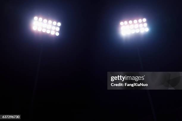 blick auf das stadion lichter bei nacht - flutlichter stock-fotos und bilder