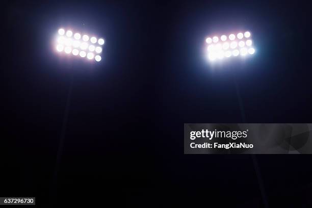 vista del estadio luces por la noche - reflector fotografías e imágenes de stock