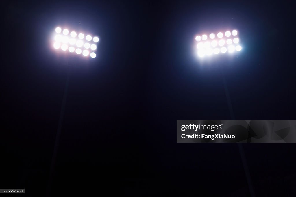 Vista de luzes do estádio à noite
