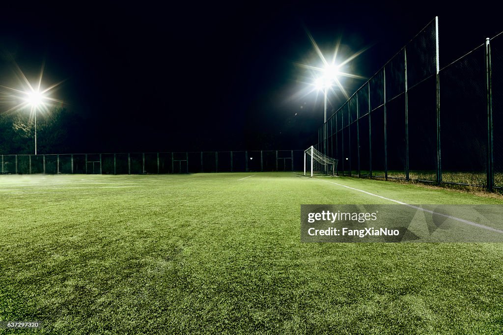 Blick auf Fußballfeld nachts beleuchtet