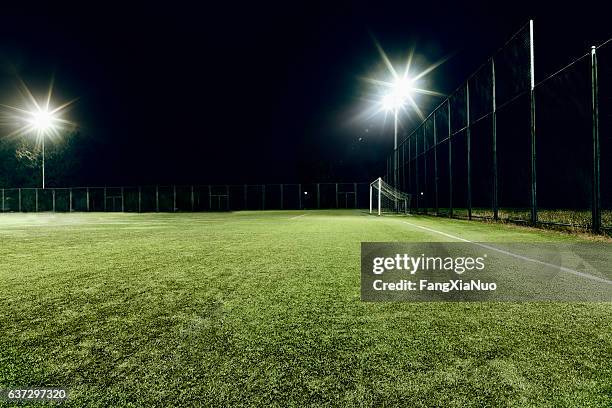 vue du terrain de football illuminé la nuit - sod photos et images de collection