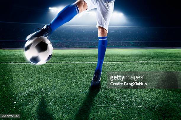 sportler treten fußball kugel im stadion - fussball pass stock-fotos und bilder