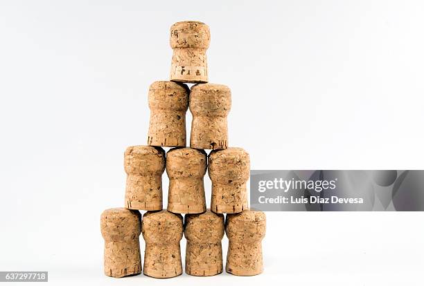 stacked champagne corks - rolha de vinho imagens e fotografias de stock