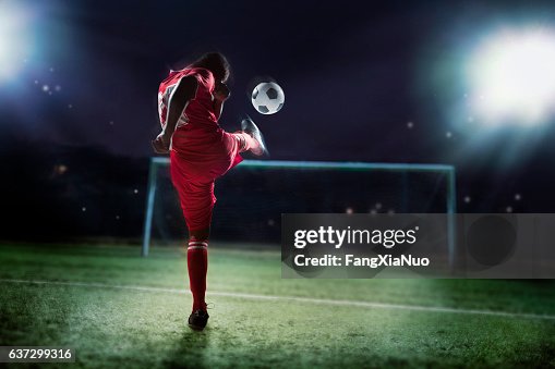 選手キックサッカーボールを目標 選手キックサッカーボールを目標