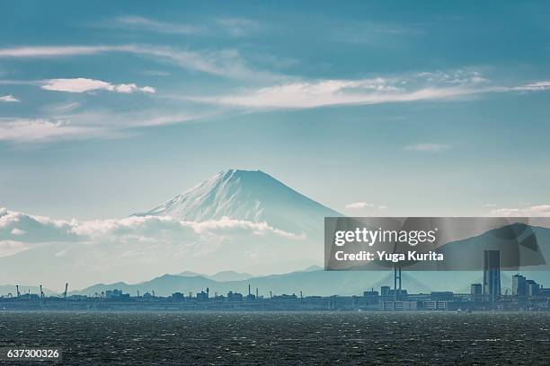 mount fuji and yokohama minato mirai from the umi hotaru parking of the tokyo bay aqua line - 橫濱市 個照片及圖片檔