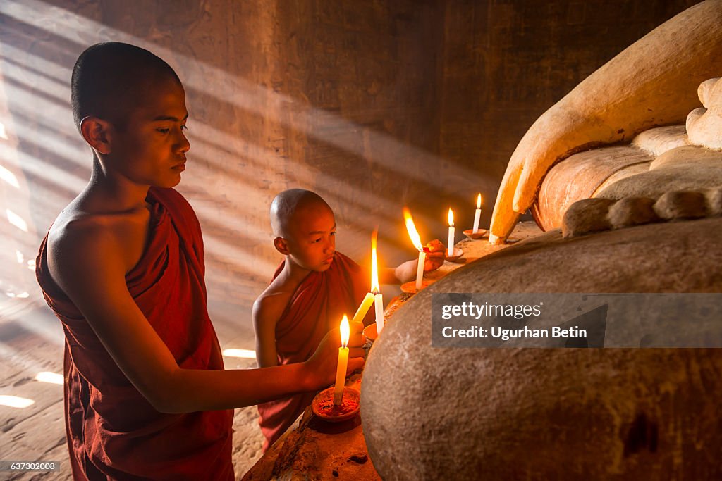 Junge buddhistische Mönche in