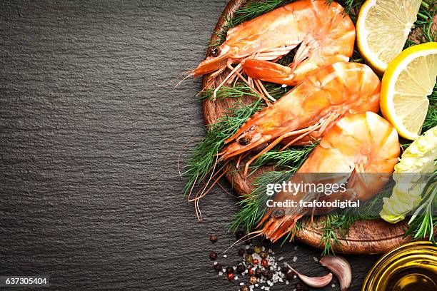 king prawns - garnaal vis en zeevruchten stockfoto's en -beelden