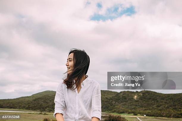 a woman is sitting in woods and smiling - the bachelor 個照片及圖片檔