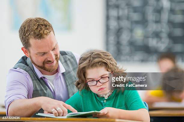 reading together in class - elementary school building stock pictures, royalty-free photos & images