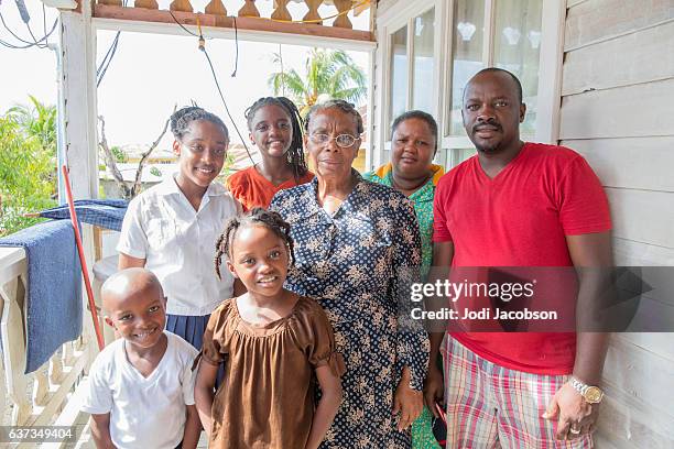 serie:ritratto di famiglia honduretra con tre generazioni - cultura caraibica foto e immagini stock