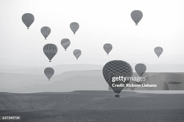 hot air balloons in cappadocia, turkey - hot air ballon foto e immagini stock
