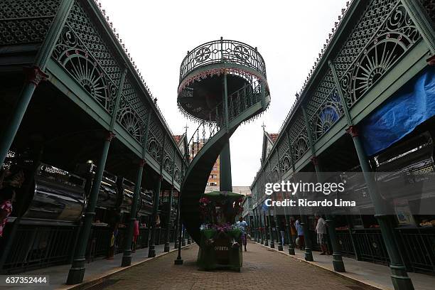 espiral staircase in municipal meat market - espiral stock-fotos und bilder