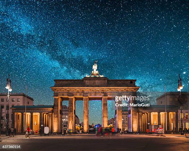 brandenburg gate in berlin  - berlin stock-fotos und bilder
