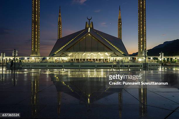 faisal mosque at night with reflection, landmark of islamabad city, pakistan - pakistan monument 個照片及圖片檔