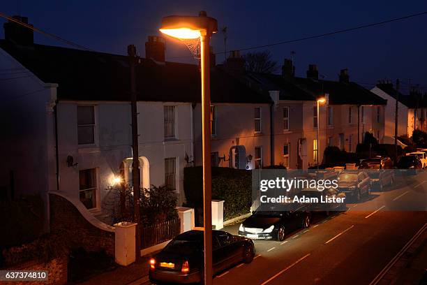 twilight street - auto licht stock-fotos und bilder