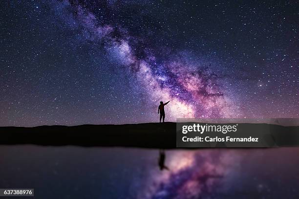 pointing the milky way - points of light gala stockfoto's en -beelden